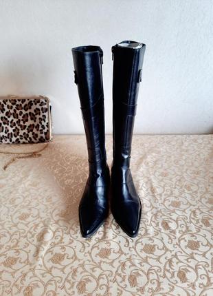 Черные демисезонные кожаные высокие сапоги на низком ходу  с острим носком2 фото