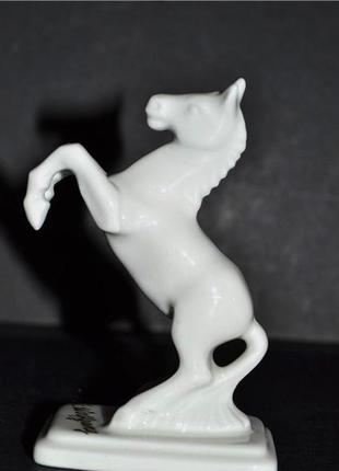 Винтажная статуэтка белая лошадь