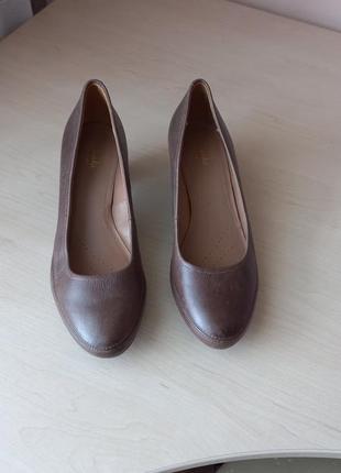 Шкіряні туфлі clark's