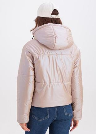 Куртка женская короткая демисезонная, с капюшоном на молнии и кнопках бежевая с матовым блеском деми4 фото