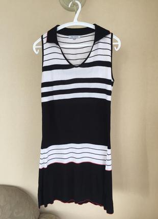 Стильное черно-белое трикотажное платье1 фото