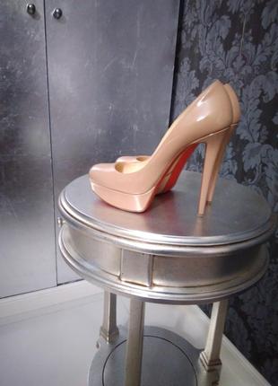 Туфлі бежеві шпильки  christian louboutin оригінал