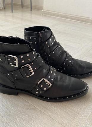 Чёрные кожаные ботинки stradivarius