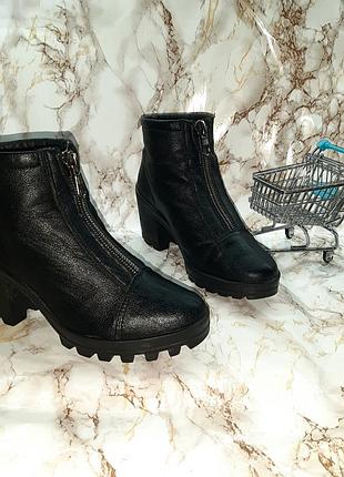 Чорні черевики на зручних підборах спереді із змійкою