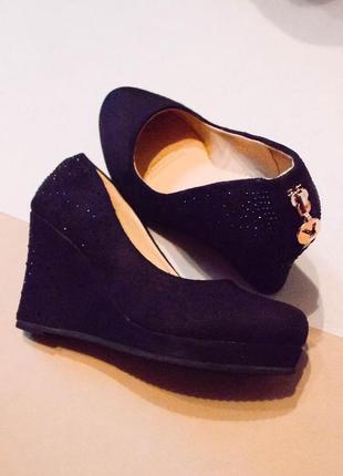 Красивые черные туфли на танкетке