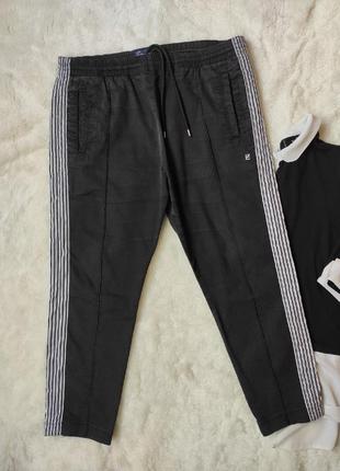 Черные мужские плотные джинсы кроп укороченные с белыми полосками сбоку лампасами по бокам джогеры н