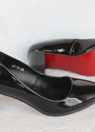 Шикарные туфли 38 размера на устойчивом, удобном каблуке