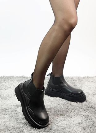 Bottega veneta black mini утепленные массивные сапоги с мехом черные ботинки из натуральной кожи чорні сапожки із натуральної шкіри ботега