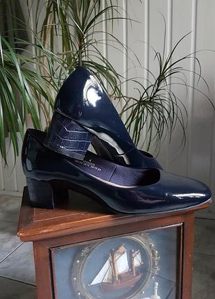 Туфли лаковые темносиние средний каблук р 36