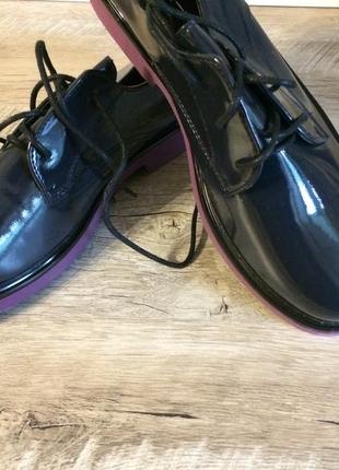 Лаковые туфли с фиолетовой подошвой3 фото