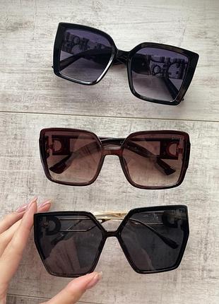 Стильні квадратні окуляри з логотипами