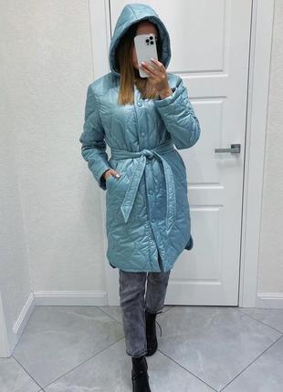 Пальто удлиненное стеганое с капюшоном бежевое тиффани голубое черное с поясом с подкладкой