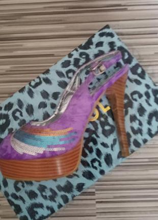 Босоніжки яскраві на підборах