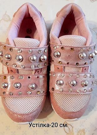 Стильные, блестящие кроссовки