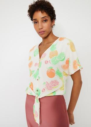 Легка блуза на зав'язках в тропічних фруктах warehouse1 фото