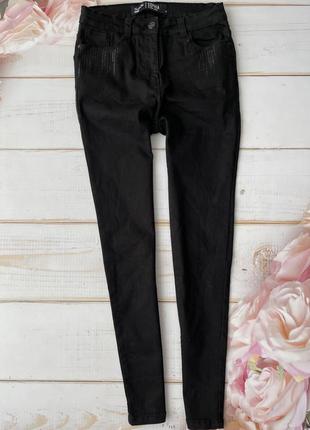 Черные стрейчевые узкие джинсы с пайетками на карманах, высокая посадка