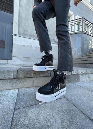 Жіночі кросівки prada re-nylon black/white high7 фото