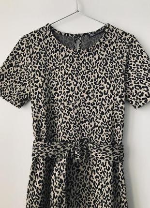 Платье в леопардовый принт с поясом в тон zara леопардовое платье с ремнем с пряжкой черное бежевое платье с анималистичным принтом6 фото