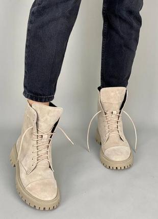 Женские замшевые зимние ботинки светлые1 фото