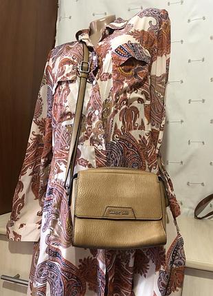 Удобная.  брендовая сумочка