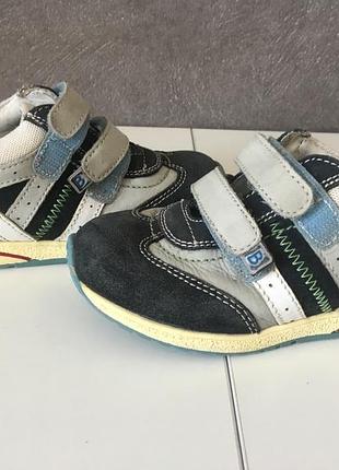 Кросівки бартек 3