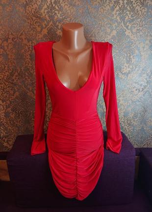 Красивое красное платье по фигуре с драпировкой и длинным рукавом р.s/xs