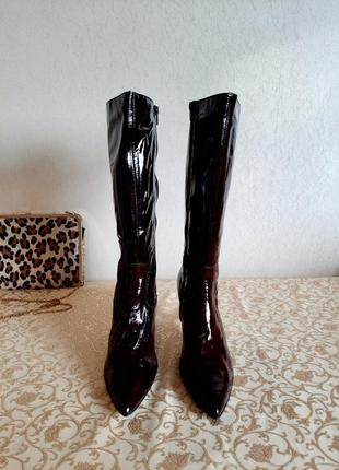 Кожаные демисезонные лаковые коричневые высокие сапоги на каблуке с острым носком3 фото