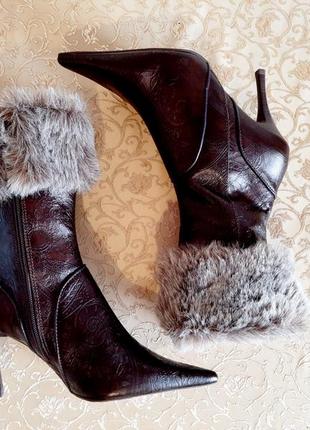 Шкіряні демісезонні коричневі чоботи на каблуці, з хутром  та гострим носком3 фото