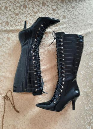 Черные демисезонные кожаные  лаковые высокие сапоги на каблуке со шнуровкой и острым носком. утепленные