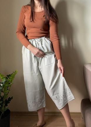 Світлі бриджі/ бавовняні вкорочені штани батал з вишивкою 20/48 розмір5 фото