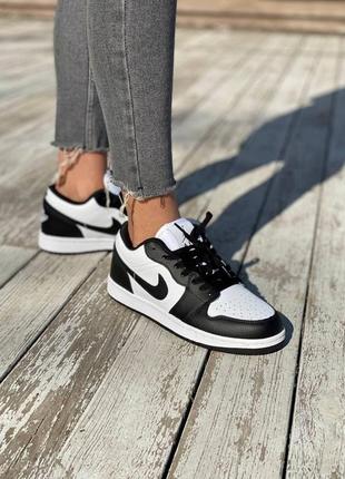 Жіночі кросівки nike air jordan retro 1 low black white