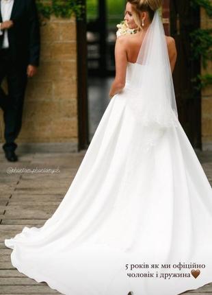Красивое атласное свадебное платье цвета айвори