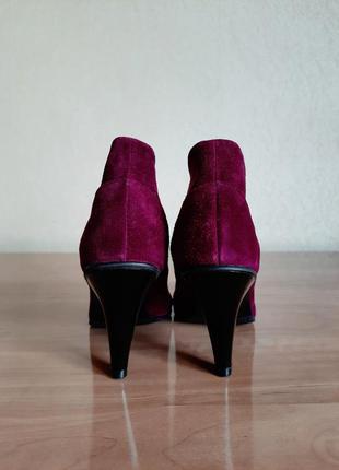 Демісезонні фіолетові замшеві чобітки ботильйони на каблуці4 фото
