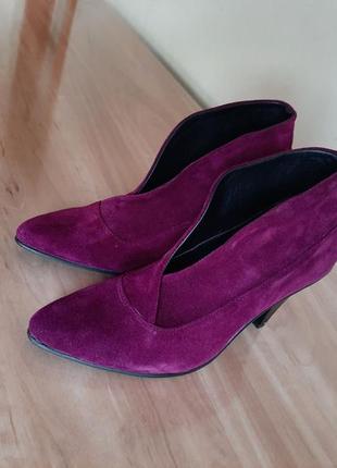 Демісезонні фіолетові замшеві чобітки ботильйони на каблуці3 фото