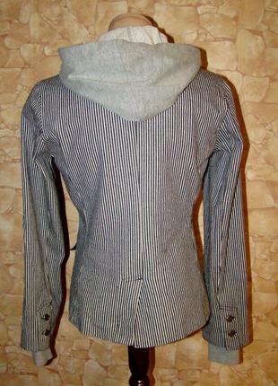 Стильный полосатый пиджак-обманка 2-в-1 jennyfer р.м (пиджак+кенгурушка с капюшоном)4 фото