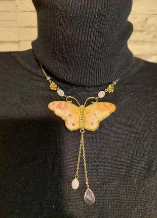 Ніжна прикраса з метеликом