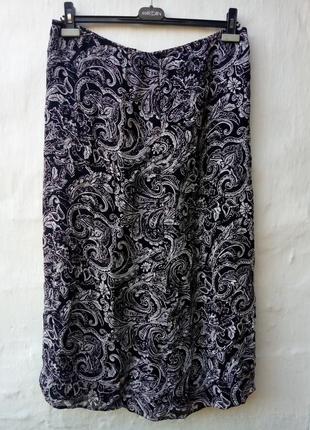 Красивая,легкая черная юбка в белые узоры,цветы,принт,вискоза,большой размер.1 фото