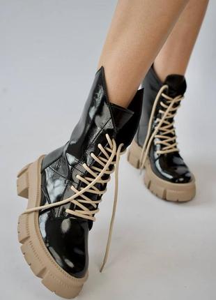 Женские ботинки из натуральной лаковой кожи чёрного цвета на бежевый тракторной подошве в наличии
