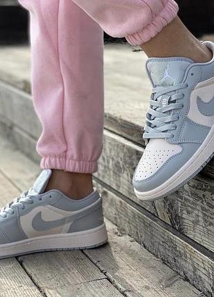 Жіночі кросівки nike air jordan retro 1 low blue white 3
