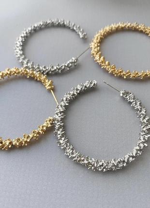 Сережки кільця круглі золоті срібні стильні текстурні кольца базові2 фото