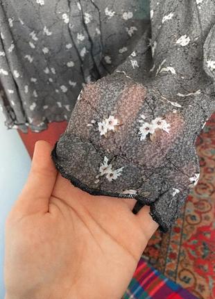 Прозора блуза з рюшами у квітку3 фото
