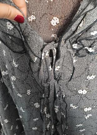 Прозора блуза з рюшами у квітку2 фото
