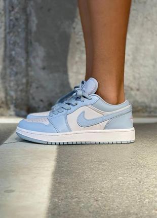 Жіночі кросівки nike air jordan retro 1 low light blue