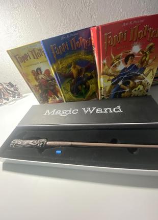 Гаррі поттер книги 3 томи і палочка яка світеться