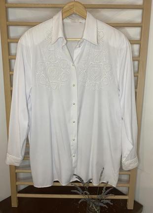 Вінтажна біла сорочка з вишивкою