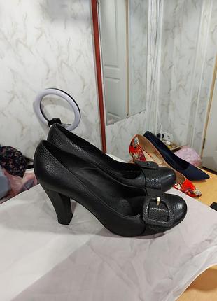 Нові туфлі40 розміру