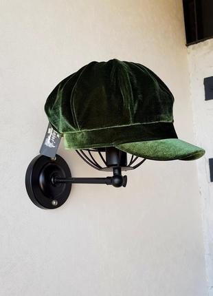 Велюрова зелена кепка бере з козирком