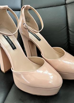 Шкіряні туфлі у ніжно рожевому кольорі, босоніжки