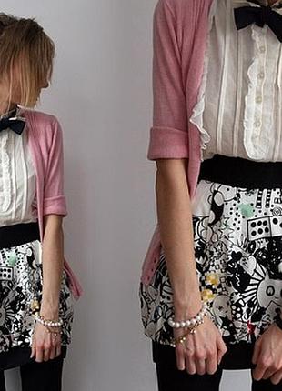 Стильна спідниця з графічним принтом