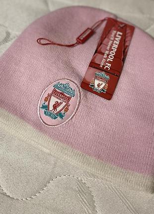 Шапка рожевого кольору з емблемою liverpool